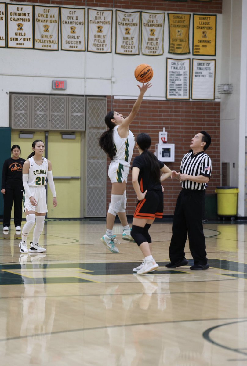 EdisonGbb's tweet photo. Senior Night Recap💚💛Thank you to all who came out to support us!
1/26/23
- Bailey Chang: 25 pts, 5 rebounds, 4 steals, 3 assists
- Mylinda Nguyen: 6pts
- Sofia Aviles: 5pts
- Moxy Freshwater: 2 pts, 4 rbs
- Mia Cassel 8 pts, 5 assists
- Taylor Savage 4 pts, 5 assists https://t.co/QKQT5z0WOu