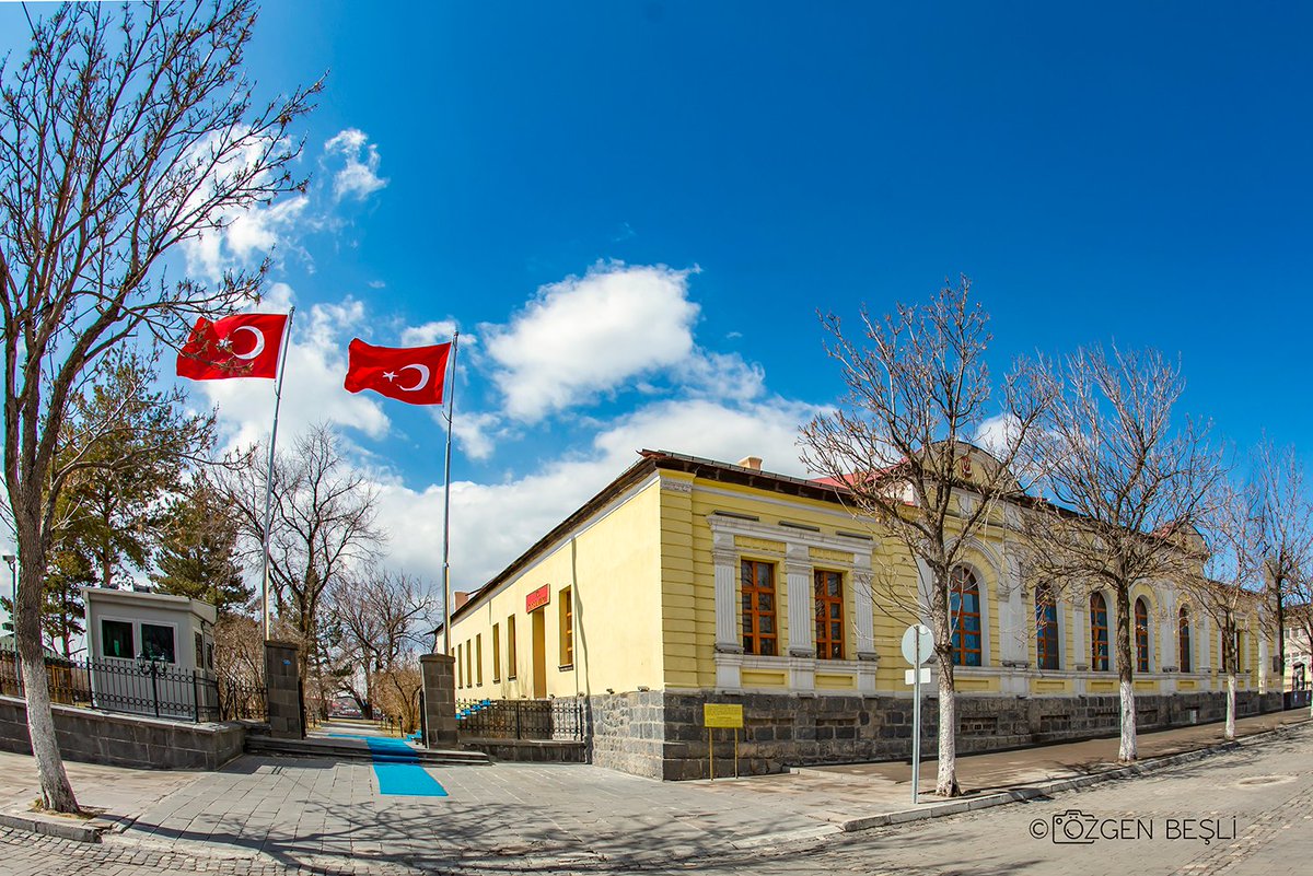 Kars Valiliği Binası. 1883 tarihinde yapılan konak tek katlı olup ‘L’ planlıdır. 1921 Kars Antlaşması'nın imzalandığı konak Cumhuriyetin ilanından sonra Vali Konağı olarak kullanılmıştır. Günümüzde Valilik Makamı olarak kullanılmaktadır.