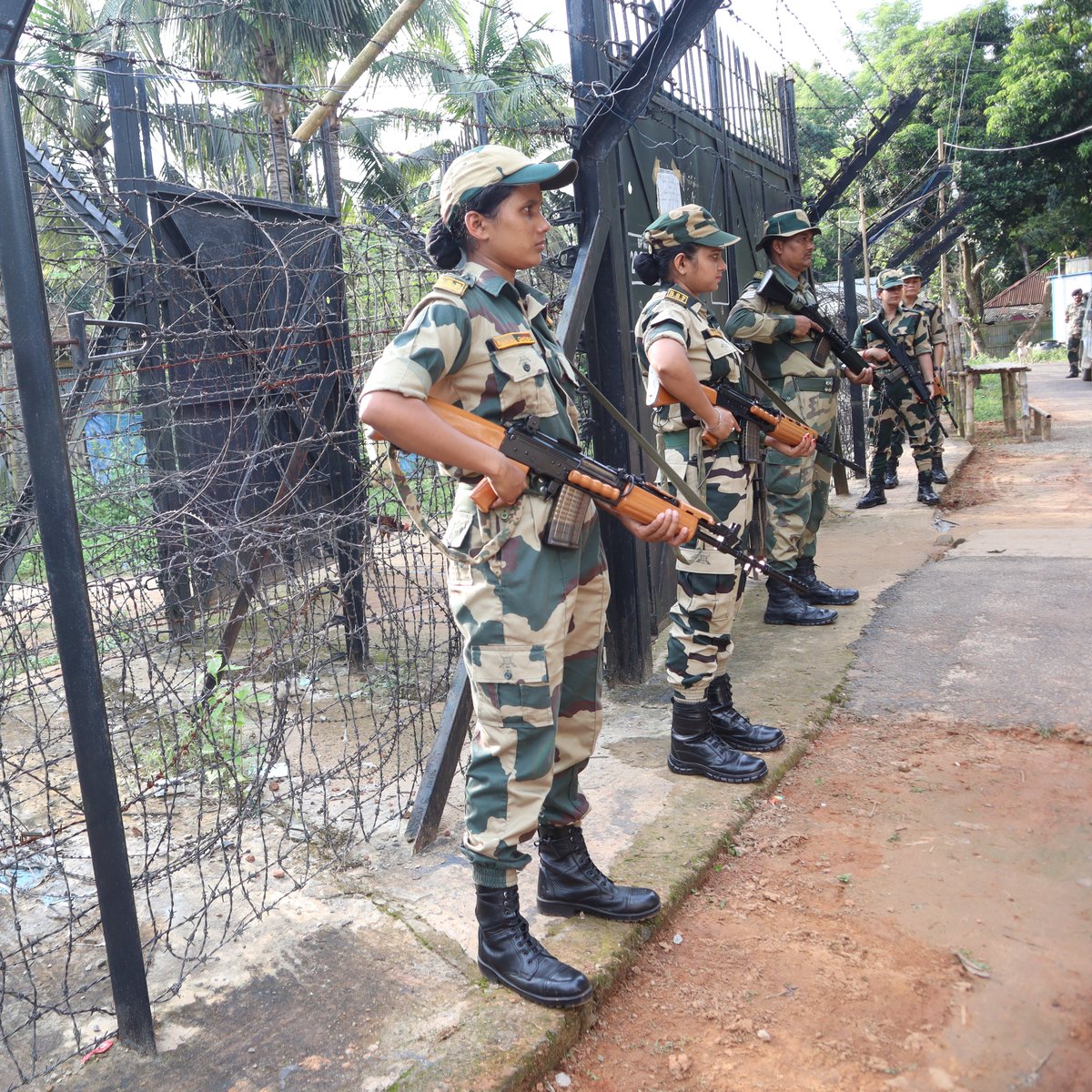 BSF_Tripura's tweet photo. "𝓑𝓻𝓮𝓪𝓴𝓲𝓷𝓰 𝓽𝓱𝓮 𝓖𝓵𝓪𝓼𝓼 𝓒𝓮𝓲𝓵𝓲𝓷𝓰"
Mahila Prahris join shoulder to shoulder with their male counterparts. The historic patriarchal way of thinking is embracing change with elan, gusto and pride.
#girlpower
#womenempowerment
#NariShakti
#FirstLineOfDefence https://t.co/LW8mhALhOd