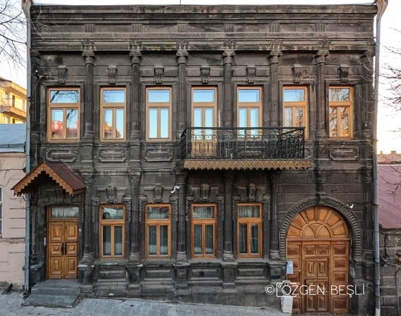 Ruslar 1877-1878  Osmanlı-Rus  Savaşı  sırasında Kars’ta 40 yıl kalmışlar.Rusya’nın kuzeyinde Baltık denizi tarafında uygulanan bir mimari anlayışı Kars’a uygulamışlar. Baltık mimari tarzında düzgün kesme bazalt taşından tek katlı, 2 katlı nadir olarak 3 katlı binalar yapmışlar.