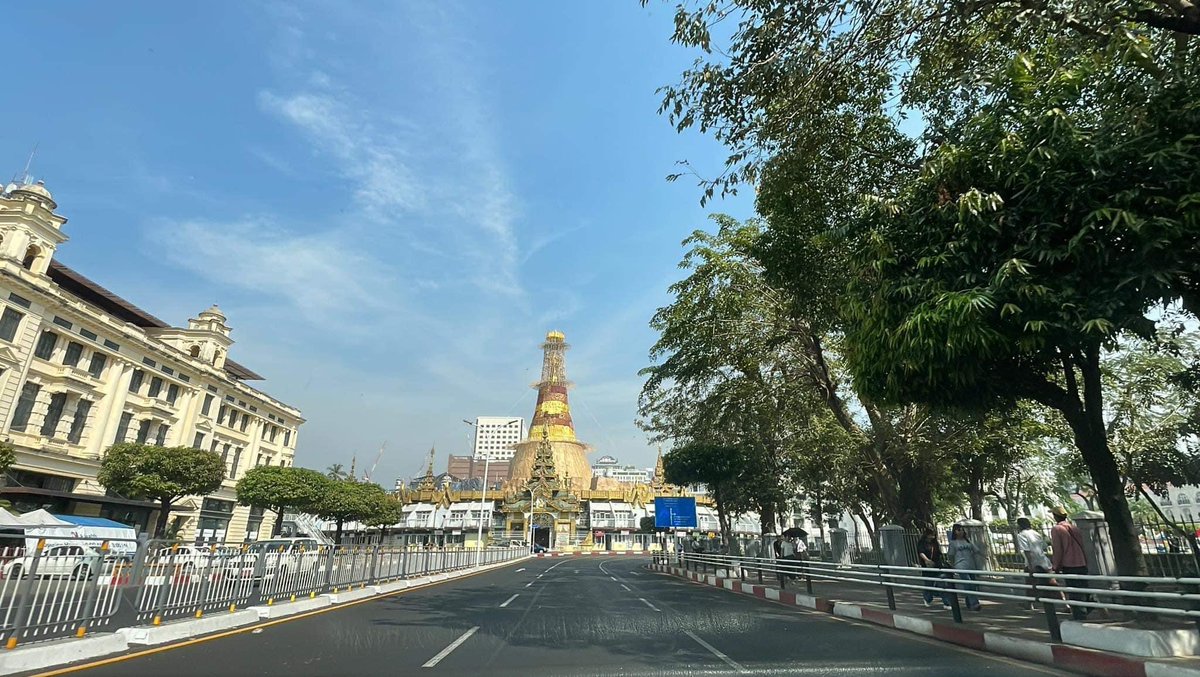 EstherZeNaw's tweet photo. The people of Burma, who have been trapped in their own country, have described their loudest mourn with silence. Busiest places turn to silence on daytime is showing the passion of People Resistance. ✊  
#SilentStrike #Yangon #WhatsHappeningInMyanmar https://t.co/d0ZPcBD6U5