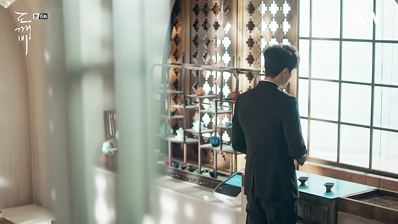 소회를 전하는 길은 평화롭고 따스할 것이다. 하여 마중하는 걸음과 따르는 걸음 모두 경쾌하기 이를 데 없으니, 나는 그저 멀끔한 찻잔을 닦고, 닦고, 또 닦으며 해가 뉘엿할 무렵에나 겨우 차를 내오겠지. 내가 유일하게 관여할 수 있는 일. 그들이 못다 한 이야기를 나눌 시간을 벌어주는 것.