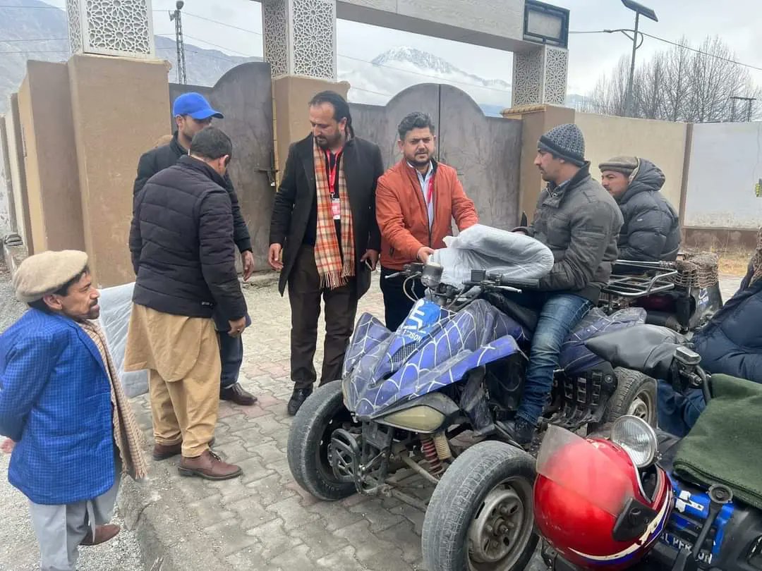 HANDS_Welfare's tweet photo. Flood-affected families throughout the country are facing difficulty surviving winter. HANDS in partnership with @BankAlfalahPAK distributed blankets and winter kits to most vulnerable families in Skardu, Gilgit Baltistan 

#HANDSPakistan #winterinpakistan #helpingothers https://t.co/S7sYANIbXL
