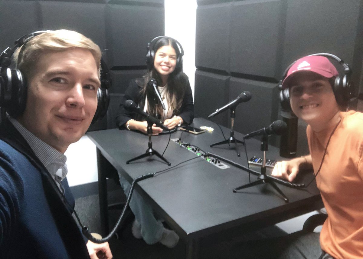 JanRehakPhD's tweet photo. Grabando podcast para “Eureka! Podcast” del Centro de Emprendimiento en la @uees_ec en Guayaquil para su nueva temporada

#NegociosTec #EmprendimientoTec #ProfesoresTecQro https://t.co/5ebCUE5A9a