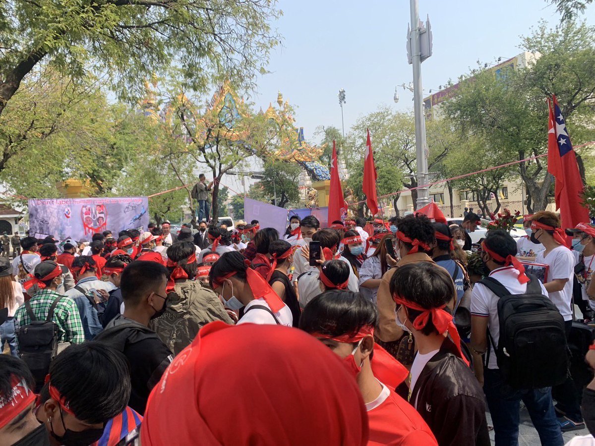 เวลา 1200 มวลชนเมียนมา ทยอยเดินทางเข้าพื้นที่อย่างต่อเนื่อง โดยกลุ่มฯได้ถือรูปของ นาง ออง ซาน ซูจี และป้ายข้อความโจมตี พล.อ.อาวุโส มิน อ่อง หล่าย พร้อมกับตะโกนให้กำลังใจ นางออง ซาน ซูจี และตะโกนด่าทอ พล.อ.อาวุโส มิน อ่อง หล่าย อยู่เป็นระยะ ๆ