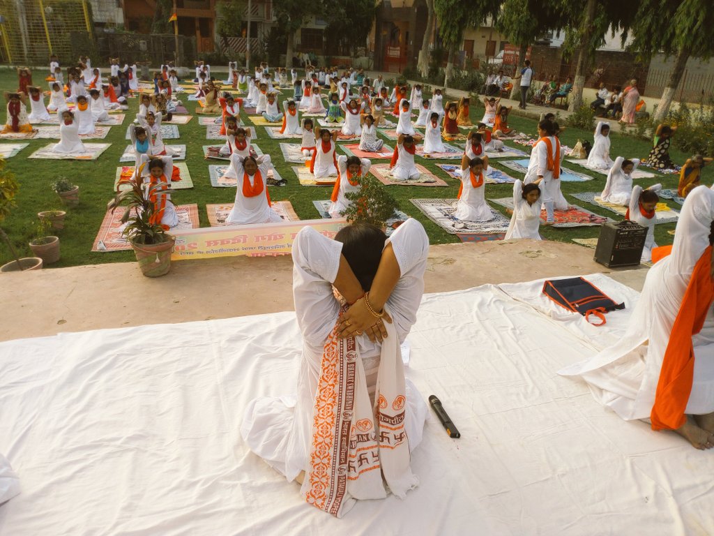 हजारों फूल चाहिए एक माला बनाने के लिए
हजारों दीप चाहिए एक आरती सजाने के लिए
हजारों बूंद चाहिए एक समंदर बनाने के लिए
पर बस एक सच्ची योग शिक्षिका चाहिए
पूरे जिले को योगमय बनाने के लिए
#Yogamaya_karnataka_abhiyan
<a href="/yogrishiramdev/">स्वामी रामदेव</a> <a href="/rakesh_bstpyp/">भारत</a> <a href="/MPYS_UPC/">महिला पतंजलि योग समिति, उत्तर प्रदेश (मध्य)</a> <a href="/alok010167/">आलोक कुमार बरनवाल</a> <a href="/Sadhvi_Devpriya/">Dr. Sadhvi Devpriya</a>