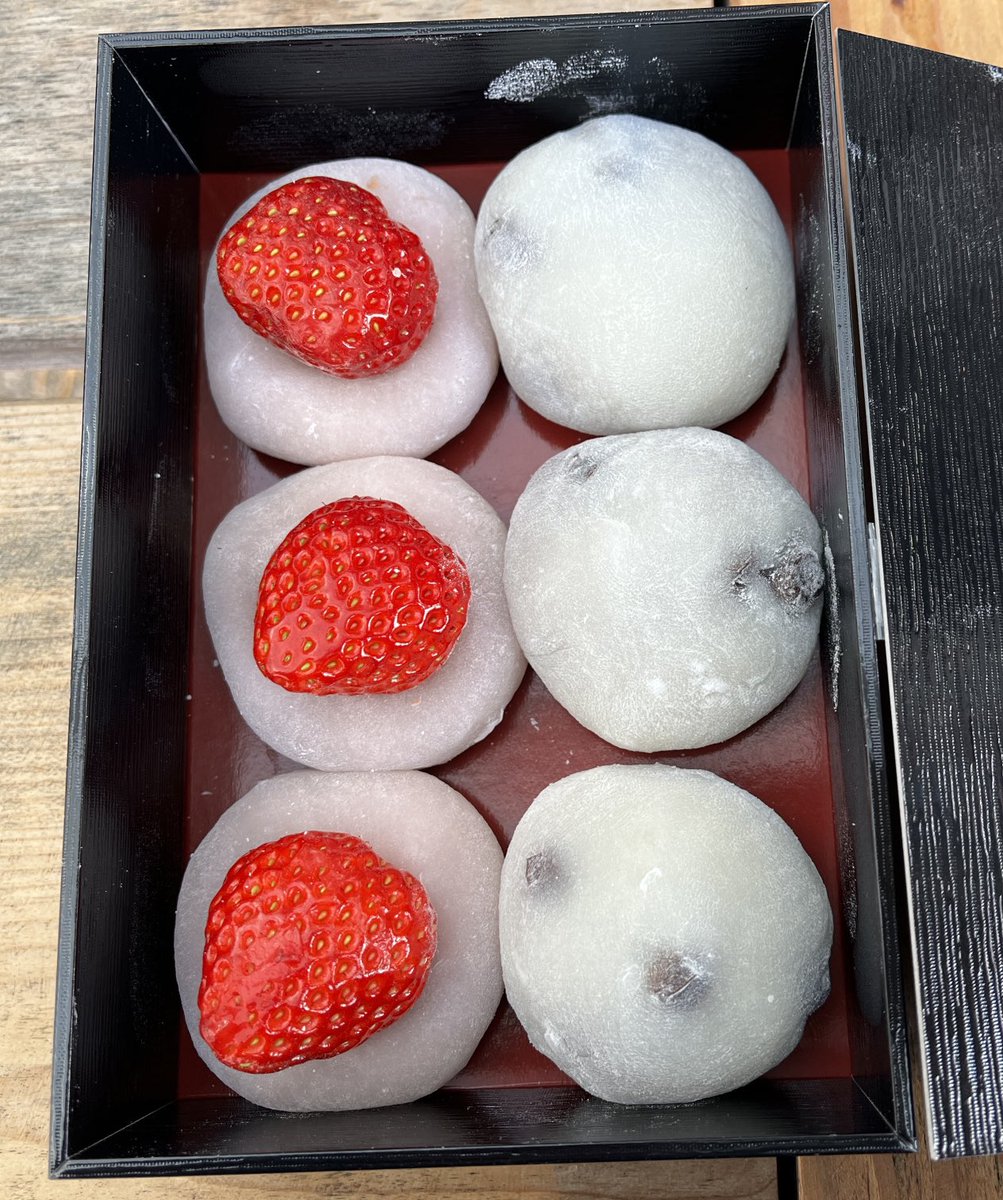 近頃めっきり冷え込んでいますが、今日は比較的あたたかくていいお参りでした⛩✨
今月のお朔もち♡
甘さ控えめで美味でした😋
#塩竈
#塩釜
#仙台
#宮城
#どんどん焼き
#お好み焼き
#焼きそば
#ランチ
#テイクアウト
#宮城県グルメ
#宮城観光
#東北観光
#鹽竈神社
#お朔参り
#御朱印帳
#神社巡り