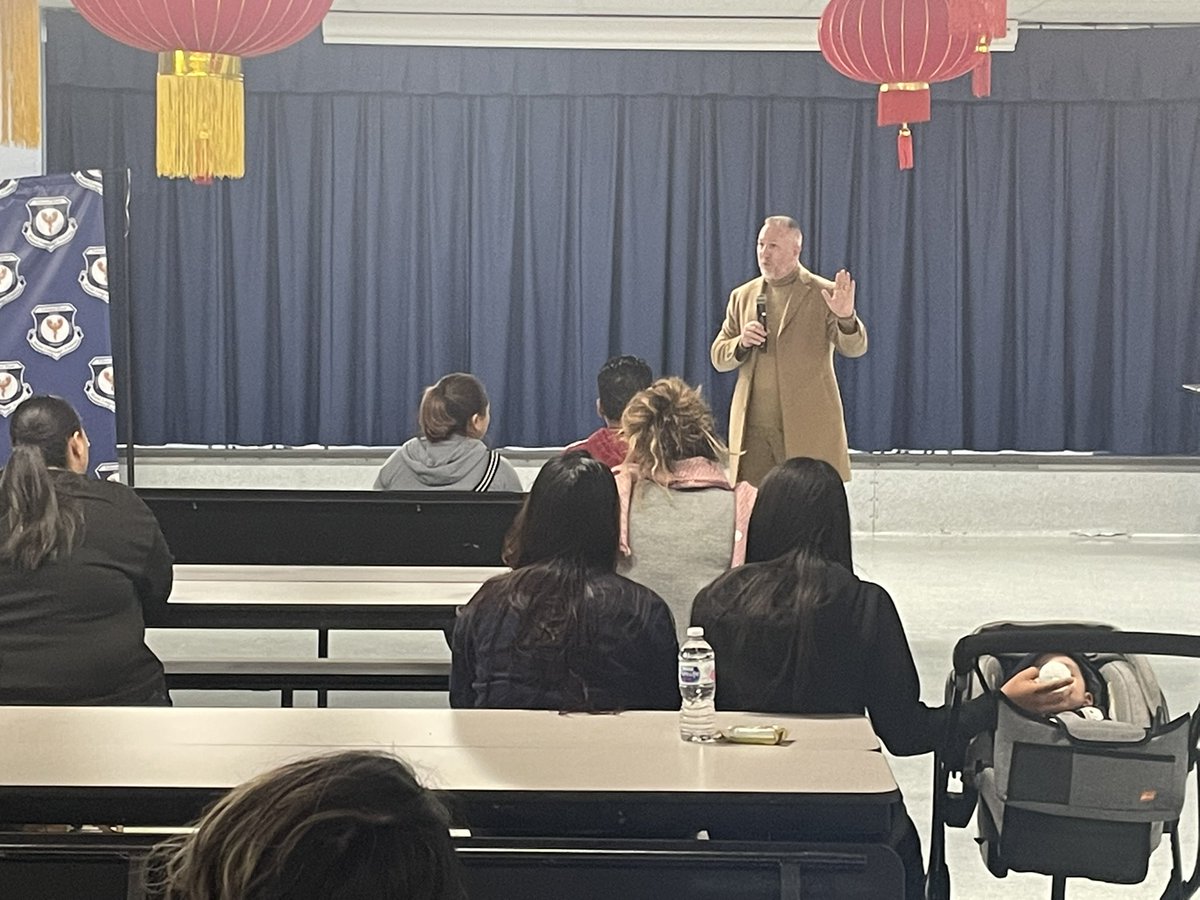 @hyattWLA welcomes John Roach, Asst. Superintendent of Ed. Services, who informs our parents about 9th grade options for our dual immersion students. #HyattPhoenix <a href="/SanJacintoUSD/">San Jacinto Unified School District</a> <a href="/RCOE/">RivCo Office of Education</a>