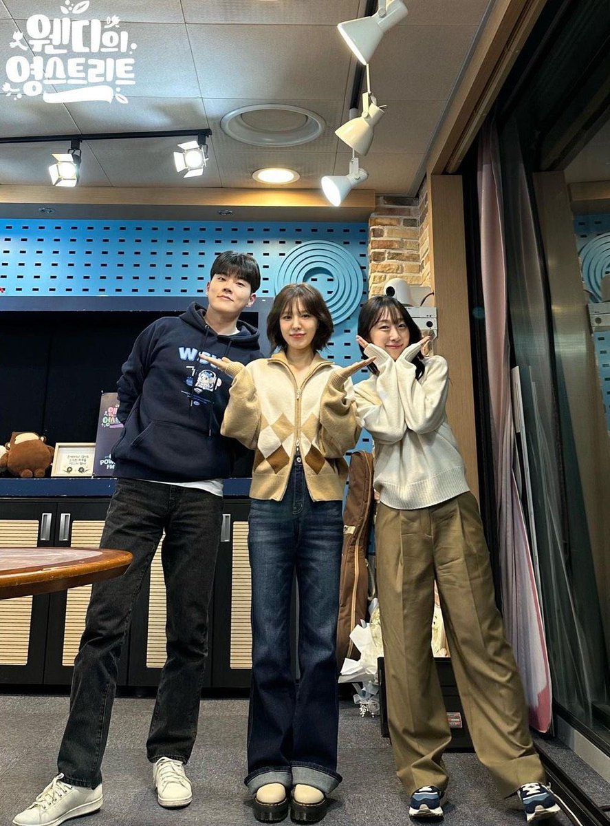 wendybrasil_'s tweet photo. [#IG] 31.01.23| Atualização do Instagram da sbsyoungstreet 

Foi um tempo romântico e filosófico(?) 😆✨
Graças a #Soobin do #WJSN e o anunciante #LeeInKwon, que vão bem com a #radiovisivel, foi um momento mais divertido🤣
Estamos aguardando mais de sua química harmoniosa https://t.co/8rXkOWc8YT