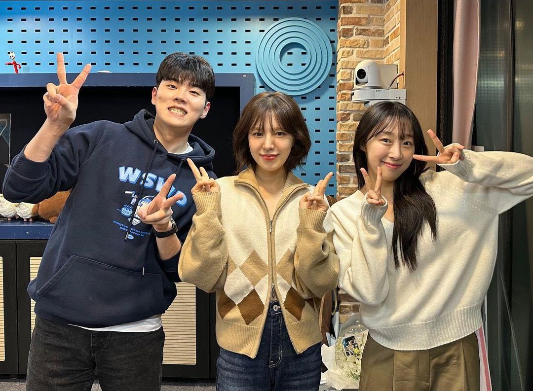 wendybrasil_'s tweet photo. [#IG] 31.01.23| Atualização do Instagram da sbsyoungstreet 

Foi um tempo romântico e filosófico(?) 😆✨
Graças a #Soobin do #WJSN e o anunciante #LeeInKwon, que vão bem com a #radiovisivel, foi um momento mais divertido🤣
Estamos aguardando mais de sua química harmoniosa https://t.co/8rXkOWc8YT