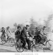 jamesShalaby's tweet photo. 70年代的农村(1/5)
20世纪70年代是充满危机、动荡不安的十年，它延续在“文化大革命”的阴影之下，又不断地遭遇着更多的灾难、更混乱的政治和权力斗争。作为中国社会形态的基础，农村社会亦难以抵御政治运动奋进式的横闯直入，农民传统的乡村生活被“愚公移山，改造中国”的口号声带入到亢奋而失措的境地。 https://t.co/hYAX2vJVgq