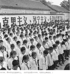 jamesShalaby's tweet photo. 70年代的农村(1/5)
20世纪70年代是充满危机、动荡不安的十年，它延续在“文化大革命”的阴影之下，又不断地遭遇着更多的灾难、更混乱的政治和权力斗争。作为中国社会形态的基础，农村社会亦难以抵御政治运动奋进式的横闯直入，农民传统的乡村生活被“愚公移山，改造中国”的口号声带入到亢奋而失措的境地。 https://t.co/hYAX2vJVgq