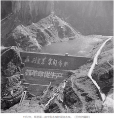 jamesShalaby's tweet photo. 70年代的农村(1/5)
20世纪70年代是充满危机、动荡不安的十年，它延续在“文化大革命”的阴影之下，又不断地遭遇着更多的灾难、更混乱的政治和权力斗争。作为中国社会形态的基础，农村社会亦难以抵御政治运动奋进式的横闯直入，农民传统的乡村生活被“愚公移山，改造中国”的口号声带入到亢奋而失措的境地。 https://t.co/hYAX2vJVgq