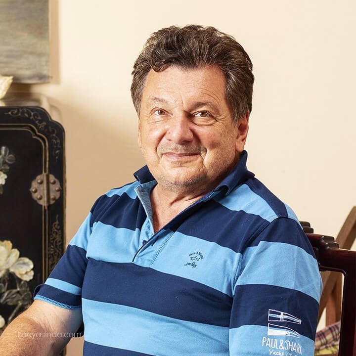 vedatmilor's tweet photo. Siyasi görüşüm nedeniyle, yakalanmadan bizzat kendim teslim oluyorum. 

Paul &amp; Shark. Aldığımda o kadar değildi ama şimdi bir 1000 lira vardır. https://t.co/lxPI5r0kDT
