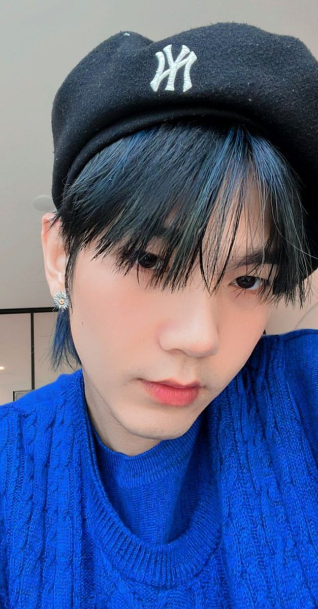 ily_7015's tweet photo. Me despido con mi último twuee 🧐 y una fotito de mi carita de ángel 🥺💙💙😍💙💙💙 #BuildTheShowStar #buildjakapansupport https://t.co/8XtdqMyrqI
