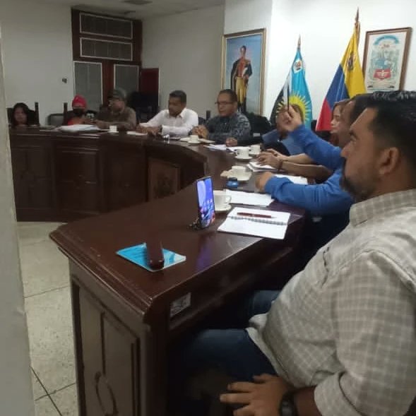 #31Ene | En sesión ordinaria del concejo municipal de Lagunillas, aprobamos puntos de interés:

-Se juramento al Ing. Manuel Linares como Subsecretario de Cámara para el periodo 2023-2024, al cual deseamos éxito en este nuevo cargo
#CiudadOjeda
#Lagunillas
#GestionyCompromiso
1/2