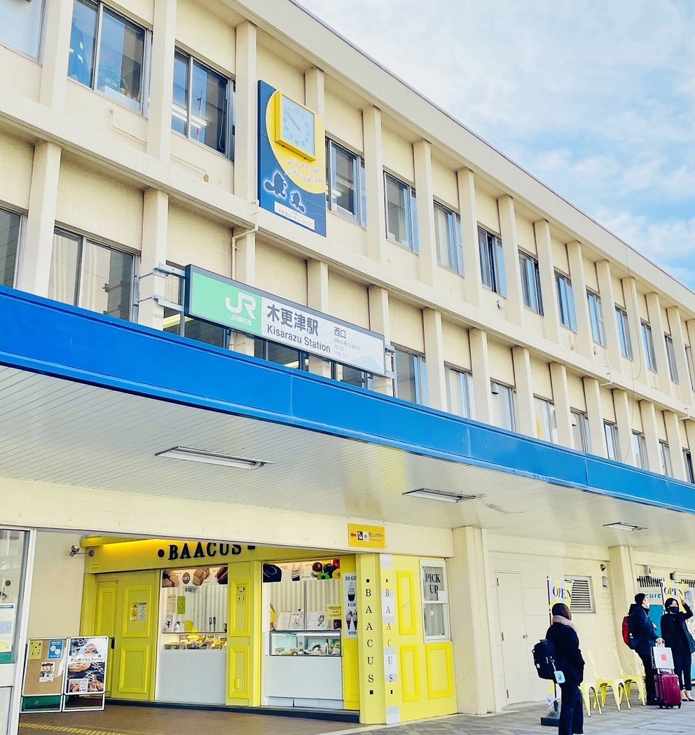 BAACUS0438's tweet photo. バークスは木更津駅西口階段下にある黄色いお店です♪木更津の有名スイーツ店《せんねんの木》のスイーツを販売しております😋
▪️定休日　月曜日(月曜日が祝日の場合、月曜は営業、翌日火曜がお休みになります)
▪️営業時間　9:00～18:00

#BAACUS #せんねんの木 #木更津 #木更津スイーツ #木更津グルメ https://t.co/DWySAQQzBm