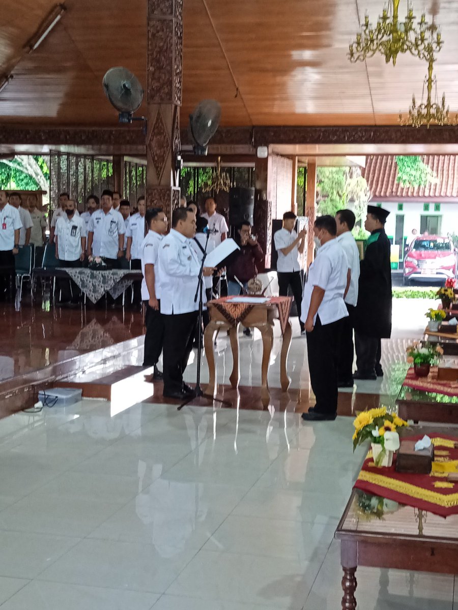 BkdBlora's tweet photo. Mengawali bulan Februari dengan penyegaran birokrasi. Bupati Blora melakukan mutasi pejabat administrator dan pejabat pengawas. Selamat dan sukses. Terus maju Bloraku https://t.co/zWnVc9KCX4