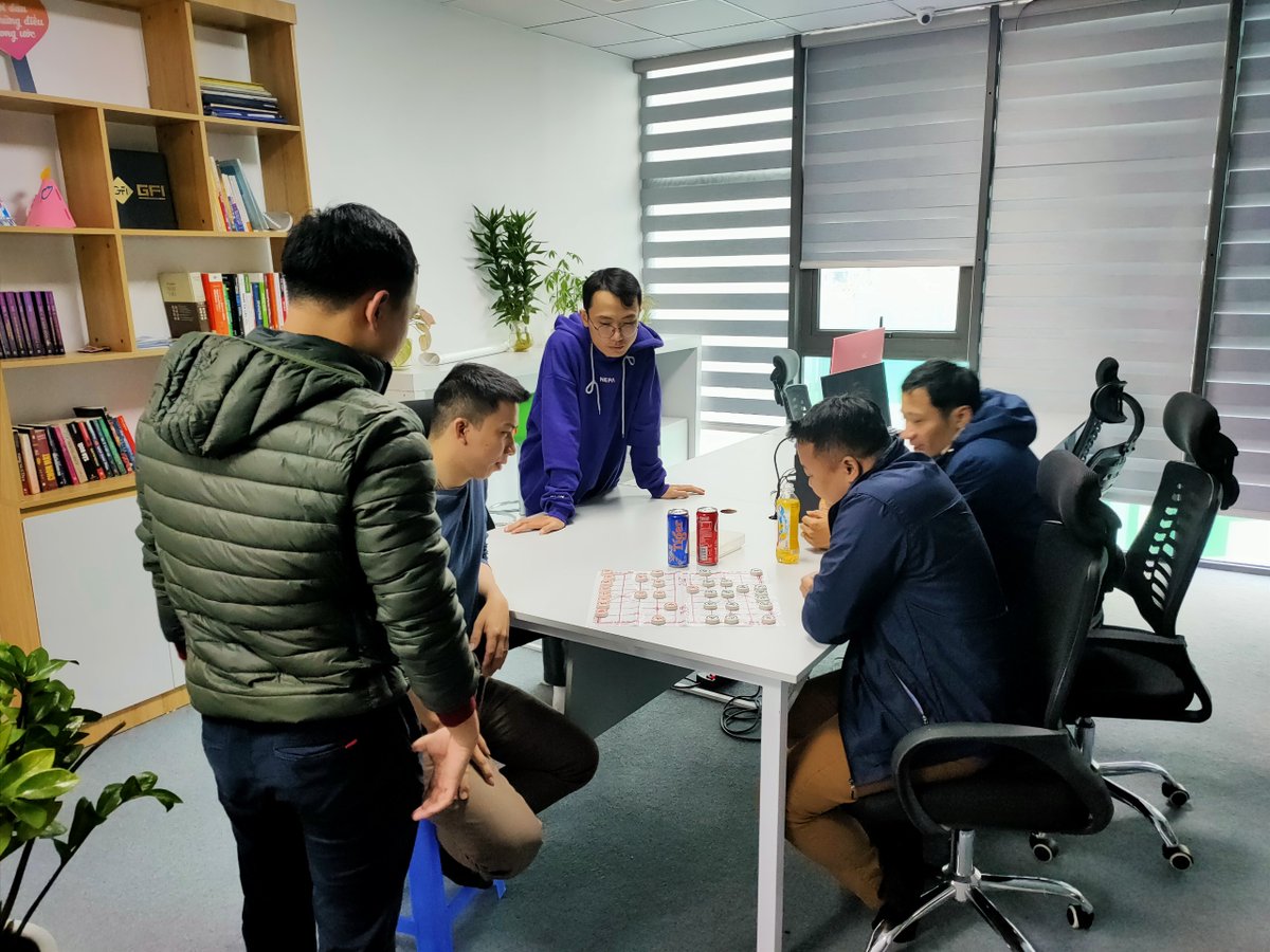 VaixGroup's tweet photo. Relax moment of Vaix Developers with Chinese chess
開発者の休憩時間 -中国のチェスが大好き
#vaix #vaixgroup #relaxing https://t.co/BtkT7TQybW