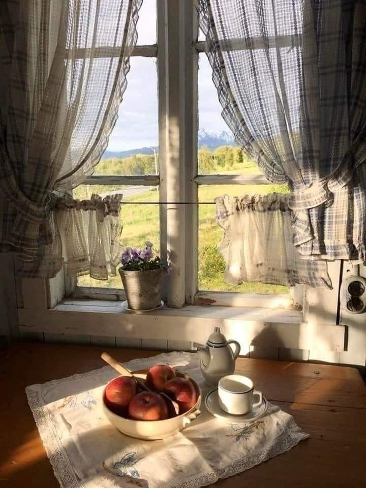 "لنا في الصبحِ آمالٌ نرجّيها
فبسم اللهِ مُحيينا ومُحييها"