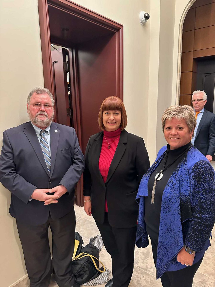 mchartrand2's tweet photo. Journée lobbying à Ottawa pour promouvoir l'édu catholique avec 860 000 étudiants à travers le Canada. Pour nos écoles FR, il est important de soutenir la loi sur les langues officielles et l'augmentation du $ pour PLOÉ @ACCEC_CCSTA @AFOCSC @FNCSF @mflalonde https://t.co/SBTVy6lyhL