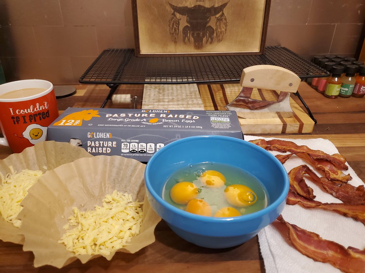YURFuckinfat's tweet photo. 7:35 pm. 70 hr Fast ends
Break Fast for dinner.
German Havarti in the 5 pasture raised eggs w Fontinelli on top. Corn cob smoked bacon, country ham, Sage sausage, heavy cream pan gravy
 with a sprinkle of @strangecandyco
original hot 🔥 sauce.
I am satisfied!

STRONGER EVERYDAY https://t.co/T1Ht0Ciati