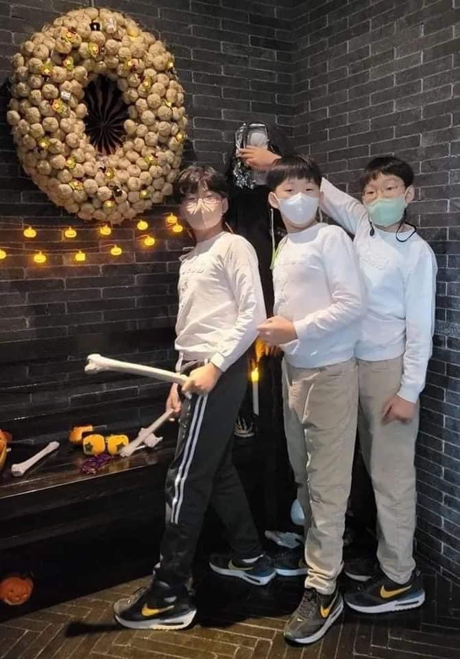 LienNilatda's tweet photo. Hello~ everyone now our triplets are tall 159-162cm and their shoe sizes are 265 mm. Well that’s only Daehoney and Minkookie’s sizes, our Manse is bigger at 270mm….. thank you DC eomma for the lovely pictures ❤️❤️❤️
#songdaehan #songminkook #songmanse #songilkook #songfamily https://t.co/3kZ9iYB29o