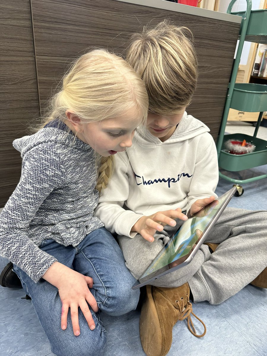 WeissKrissy's tweet photo. K-M got some help with #kodable from 4-P in media today. They even got to read a story with their buddy. So much fun! @kodable https://t.co/tVXExCjR0U