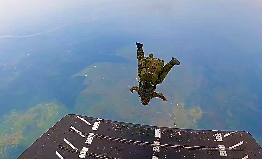 dhernandezlarez's tweet photo. No puede ser militar el cobarde ! 
#FANB https://t.co/2hCwF3JGfa