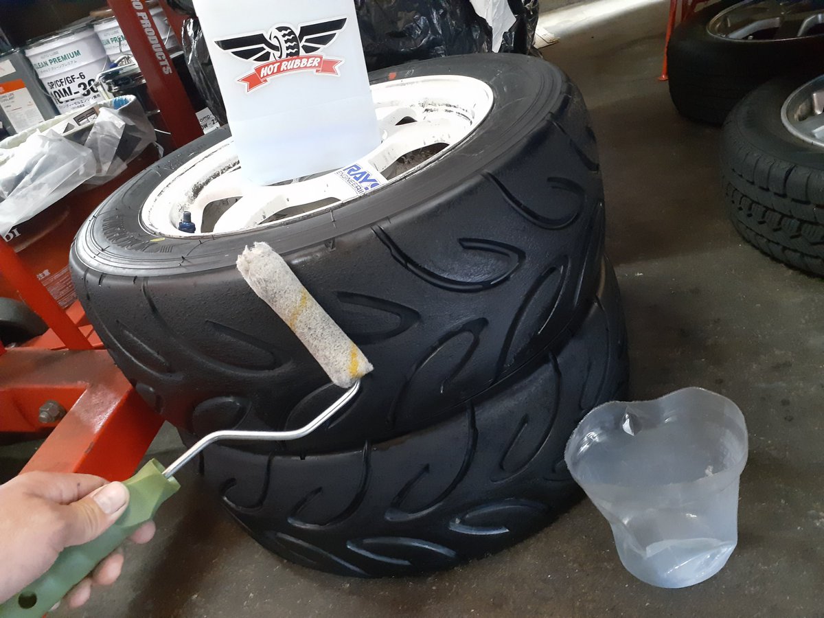 _ChickenRacing_'s tweet photo. FRプレオのAttack作手用ネオバにもHOT RUBBER😀👍
しばらくタイヤ使わない時はHOT RUBBERを2回塗って乾いたらラップ巻いて保管してる。
HOT RUBBER塗ると何故かタイヤカスが付きにくくなってカス取りが楽になる♪
いろいろ効能あるよ😀👍
#HOTRUBBER https://t.co/OFsCpiEYU8