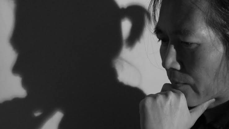 El campo ciego es el lugar de la fantasía, solo se abre cerrando los ojos. 

-Byung-Chul Han.