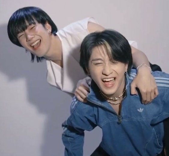 Woke up to two fandoms fighting over a color. Seriously guys? STOP PUTTING TWO BESTIES ON A FIGHT. Stop attacking Us and stop dragging Biu.

Cyan is cyan.
Blue is blue.

#usnttr #BuildJakapan