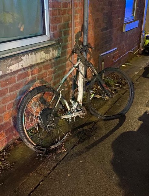 4 people had a lucky escape through windows when an e-bike charging in the hallway caused a fire. Pls don’t charge e-bikes / e-scooters at night or on escape routes and consider the wider risks - look at the proximity to the gas meter! #firekills @LancashireFRS