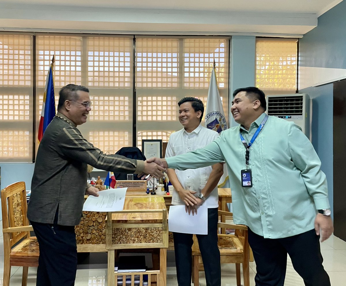 kris_ablan's tweet photo. Formal oath taking of ICT Director Ferdie Pitagan. Here with Asec Chris Arnuco.
#DepEdICTupdates https://t.co/6RleePzEwT