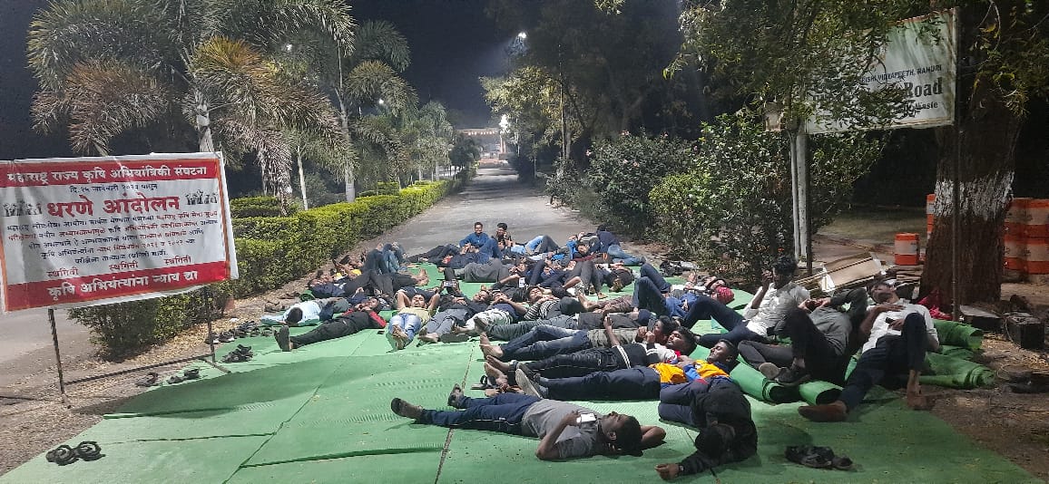 RahulJathar13's tweet photo. कृषी अभियंत्यांच्या बेमुदत आंदोलनाचा 8 वा दिवस....
नाही आमचा सरकारला वैताग फार।
आहेत फक्त मागण्या चार।
कारण परीक्षेच्या निकालात खाल्लाय सडकून मार।
मायबाप सरकारने आता तरी करावा कृषी अभियंत्यांचा विचार।
#JusticeForAgrilEngg 
@CMOMaharashtra @Dev_Fadnavis @RamVSatpute @AbhiPawarBJP https://t.co/khn6D8ugET