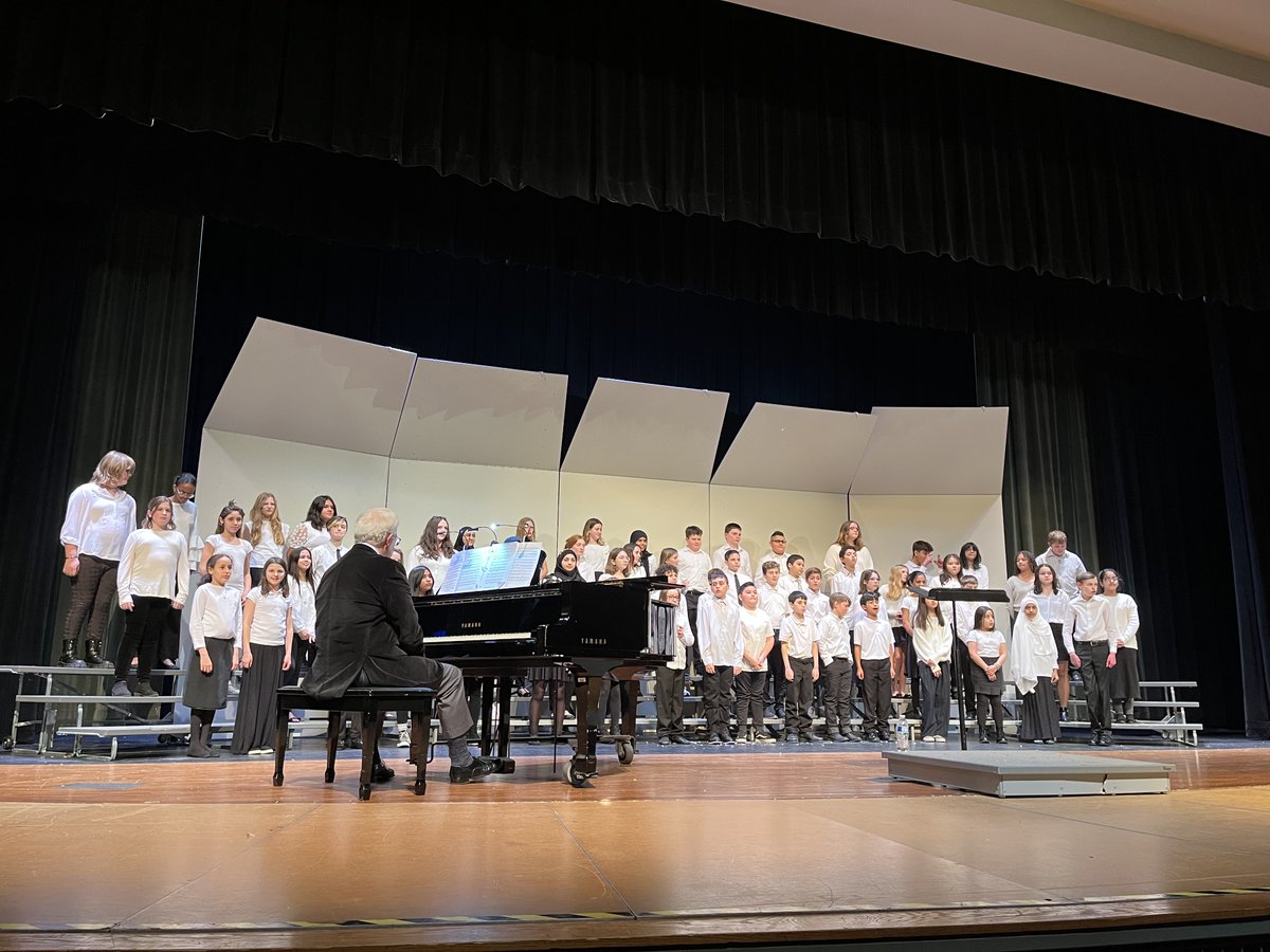 DublinSells's tweet photo. The sixth grade Sells choir combined with Indian Run’s fifth graders for a spectacular concert this evening. This was Mrs. Chesser's last concert with the sixth grade students before she retires in February. #RockPride #BetterTogetherDCS #AmazingLegacy https://t.co/MlqgsjJzgN