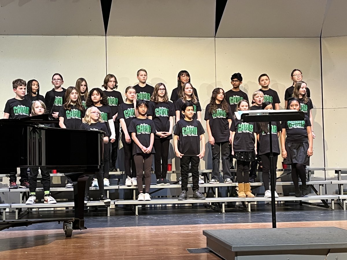 DublinSells's tweet photo. The sixth grade Sells choir combined with Indian Run’s fifth graders for a spectacular concert this evening. This was Mrs. Chesser's last concert with the sixth grade students before she retires in February. #RockPride #BetterTogetherDCS #AmazingLegacy https://t.co/MlqgsjJzgN
