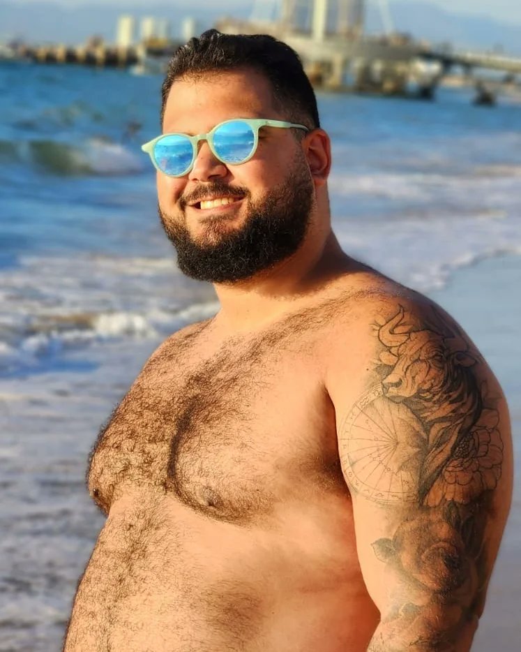 Santa no soy y no seré #vacaciones #mexico #puertovallarta #beefdip2023 #bear #hairyhunk #hairychest #raphapelomundo