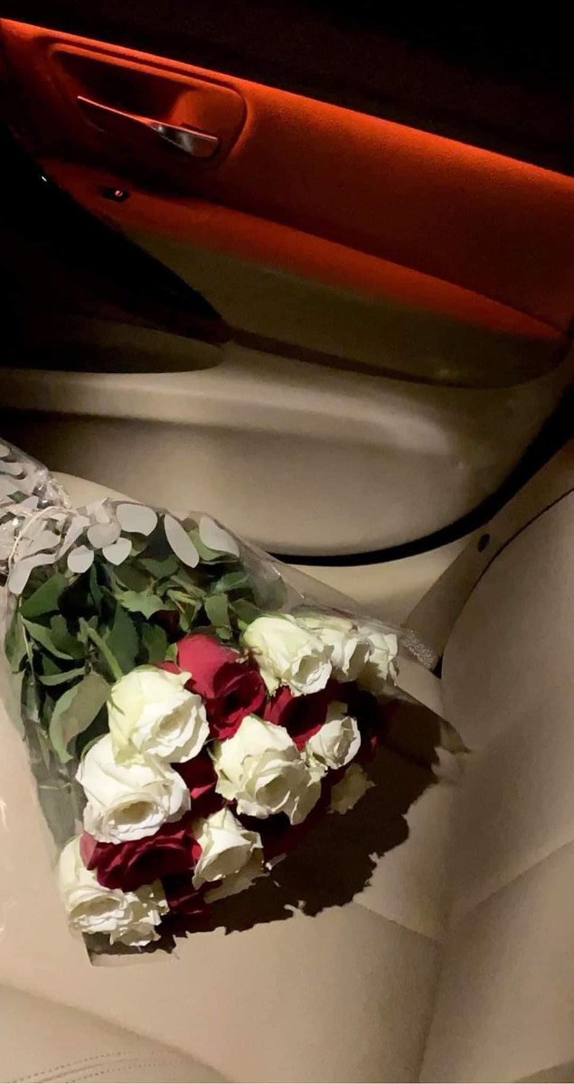 Quédate con quien te lleve flores solo por existir.