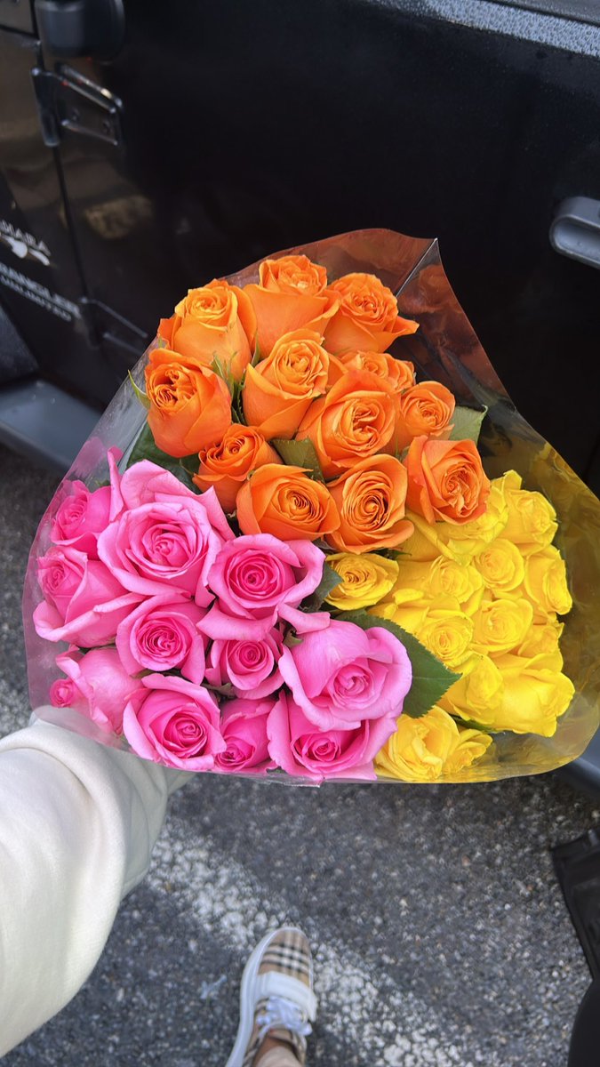 sinsation202's tweet photo. it’s always nice when i get flowers 💐🥹💗 https://t.co/fuHmMV8Y1h