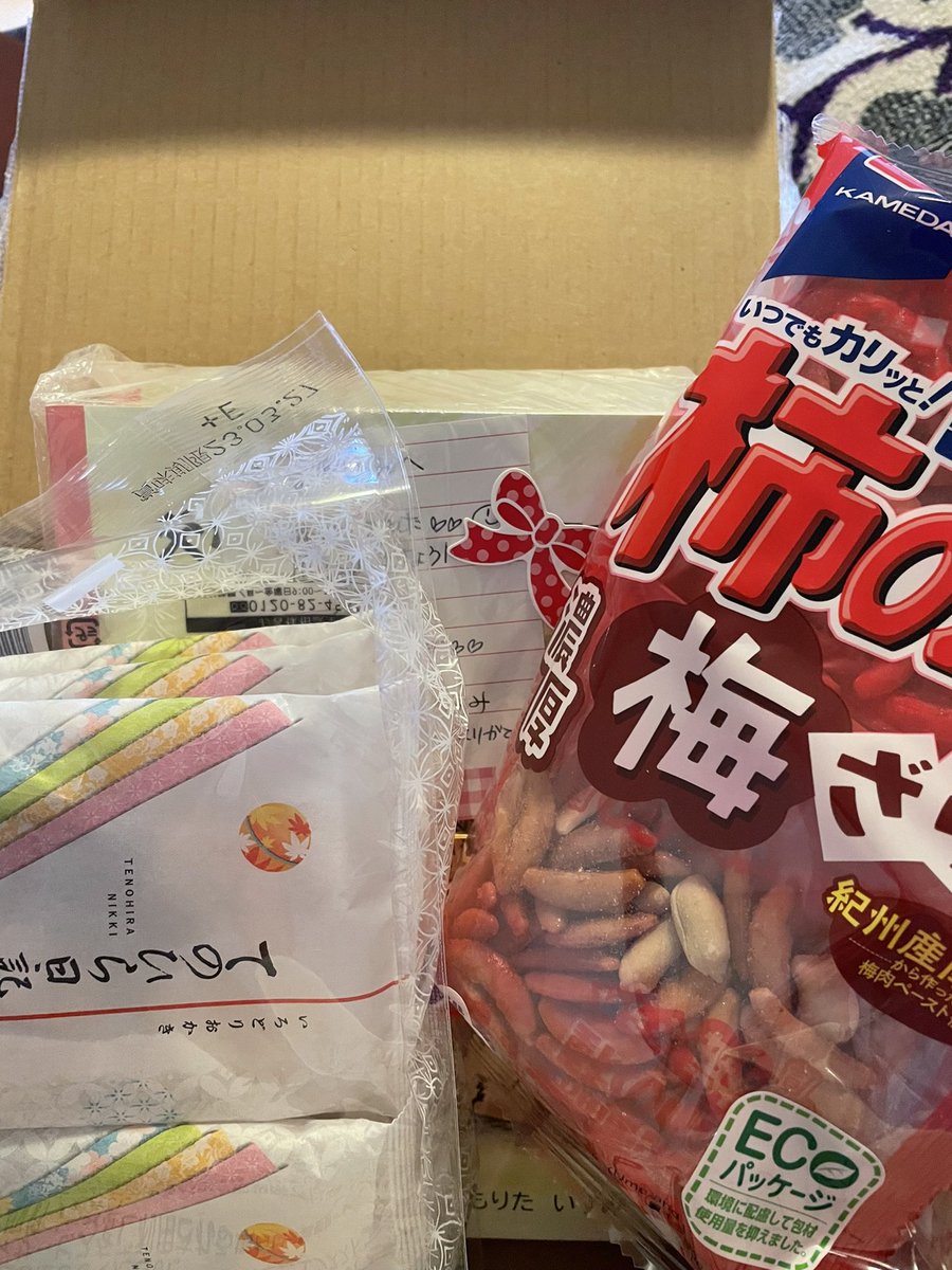 WalkByTheLord's tweet photo. 天のパパからの愛のパッケージが日本から届いたよ🇯🇵🎁

#LoveOfGod #Package #JapaneseSnacks https://t.co/oUdnl0RStY