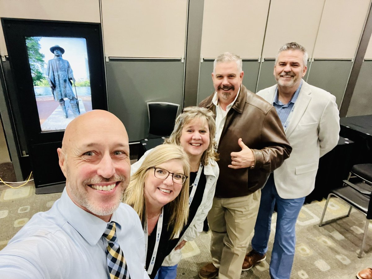 So it is so amazing when @Joe_Sanfelippo can recognize you by name 😉! Joe absolutely inspired each of us to tell our stories of the greatness that happens in our public schools. Most amazing keynote today from @tasanet with Joe! #DareToLead