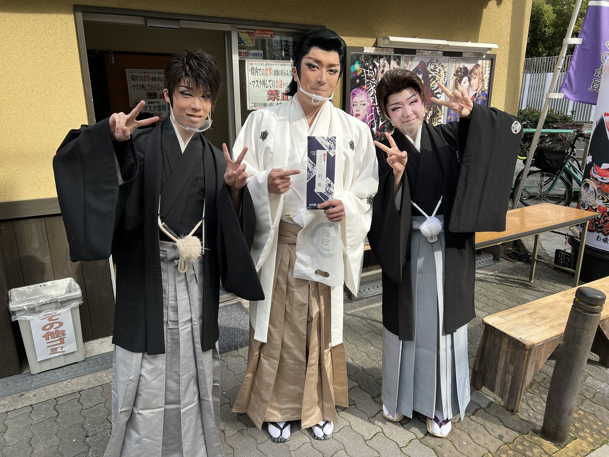 __m33t__'s tweet photo. team劇龍🦋🐉
初日おめでとうございます〜🥳✌🏻

浪速クラブ着いたら3人がお出迎えしてて始まる前からテンション上がった😆

そして配り物の蕎麦まで貰えた🤤

夜の部もお出迎えしてくれるらしい🥹
まだまだ間に合うからみんな集合や〜❤️‍🔥
盛り上げよう〜！！✊🏻 ̖́-

 #スーパー兄弟 
 #team劇龍 https://t.co/nB67w8TLGN
