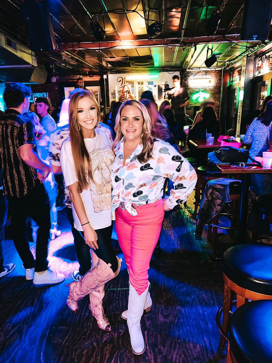 Alexis__Tiller's tweet photo. Nashville you were a blast 🖤🪩🎶 https://t.co/uKPlBu6Aba