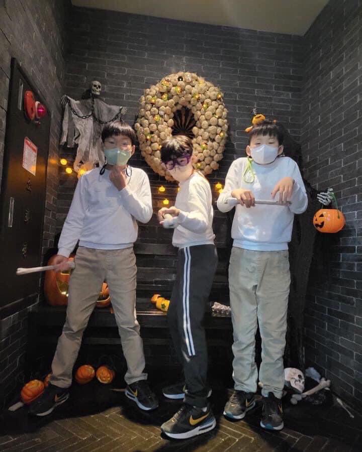SongManseTH's tweet photo. Dc inside อัพเดทรูปสามแฝดให้หายคิดถึงกันค่ะ ตอนนี้เด็กๆสูง 159-162 cm. และใส่รองเท้าไซส์ 260-275 mm. กันแล้วนะคะ สูงกันมากๆ โตไวมาก 🥹❤️❤️❤️

©️보행로88 via DCinside
#songtriplets #daehanmingukmanse https://t.co/5XOB50nrS2