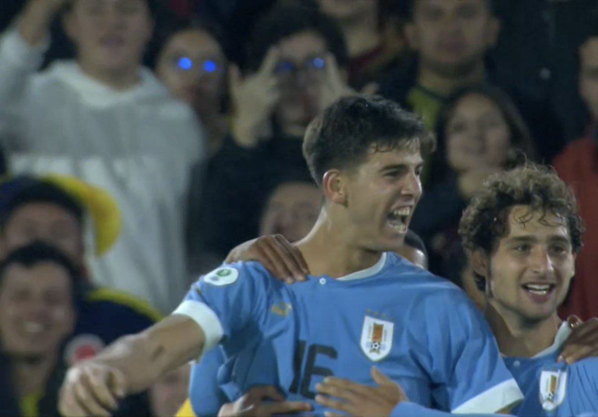 NahuelBeau's tweet photo. Facu. Gol y beso al escudo. https://t.co/kEMdFF1wDv