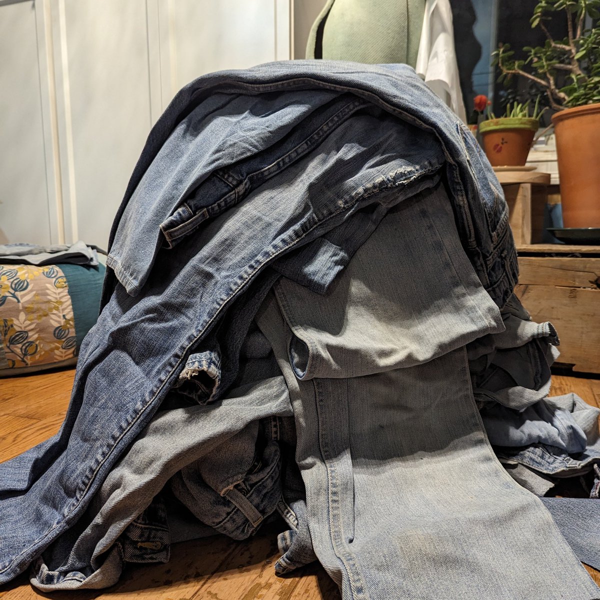 UpcycleTexStyle's tweet photo. How it started... And how it's going. 
There was a lot of cutting ✂️✂️✂️ but all the salvageable denim is ready for projects and the remnants ready for poofs. #jeans #upcycle https://t.co/caQwWCr0Ws