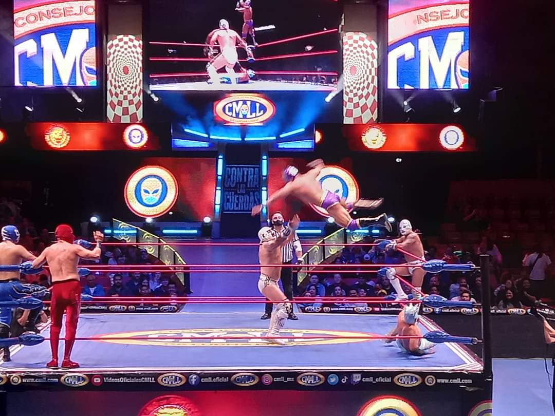 LaTijeraLucha's tweet photo. En dura batalla de jovenes del #CMLL, el bando técnico #Astral,#Cachorro y #SangreImperial caen ante los rudos #HermanoKaronteI, #HermanoKaronteII e #Inquisidor, a pesar de su agilidad, los jóvenes herederos y el mejor físico del #ConsejoMundial se llevan una dolorosa derrota... https://t.co/UOkzl3sinW