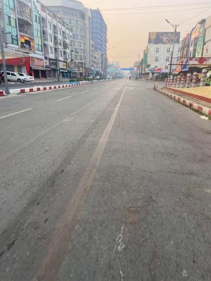 LeongWaiKitCNA's tweet photo. Silent strike is under way in #Myanmar to mark 2 years of a military coup 

This one shows an empty street in Mandalay, Myanmar’s second largest city 

In the past, the army went after those on silent strike, like sealing shops that didn’t open for business https://t.co/pMzUM7qH4S