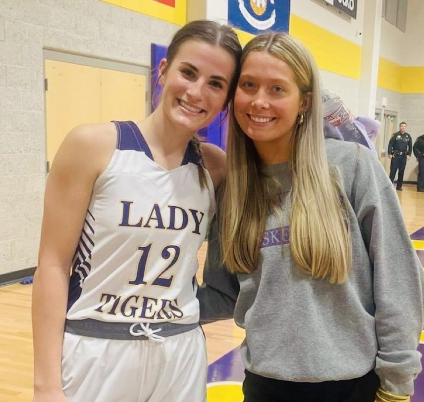 JimmyWatson6's tweet photo. ⁦@BentonTigersLA⁩’s ⁦@Marissaschoth⁩ wore No. 12 jersey tonight to honor teammate ⁦@sellers_tate⁩ who suffered an ACL tear against Parkway https://t.co/HMoxxI3VNt